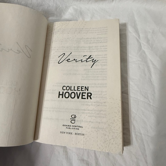 “Without Merit” and “Verity” Paperback Fiction Novels by Colleen Hoover. - Picture 10 of 15